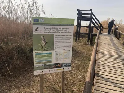 a sign on a boardwalk next to a boardwalk at Apartamento junto al mar Los Marineros con acceso independiente por terraza in Puzol