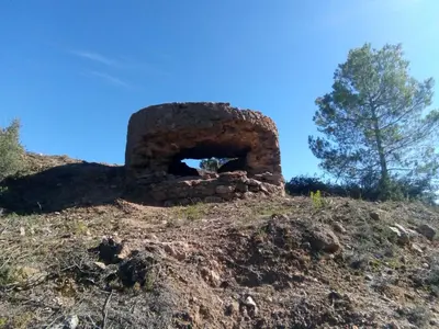 an old brick oven on a hill with a tree at Casa La Chelva in Alcudia de Veo