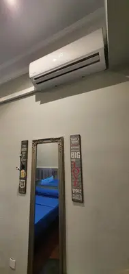 a bathroom with a mirror and a air conditioner at Habitación cerca del centro in Valencia