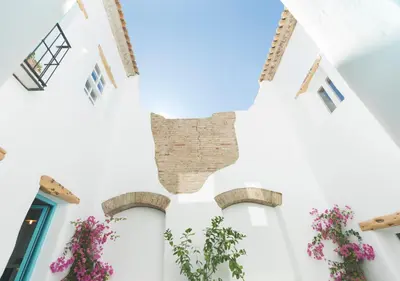 a view of the courtyard of a white building with flowers at Apartamentos La más Bonita in Valencia