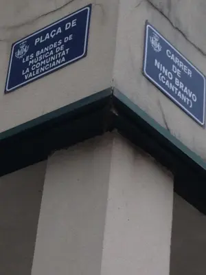 a blue street sign on the side of a building at Apartamento en la Ciudad de las ciencias in Valencia