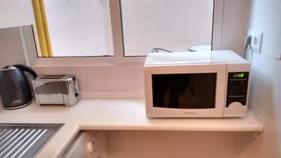 a microwave sitting on a counter in a kitchen at Apartamento valencia centro in Valencia