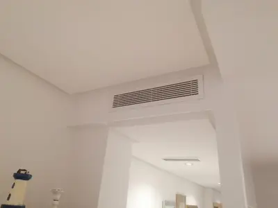 a room with a white ceiling and a vent at Apartamento playa Las Arenas in Valencia