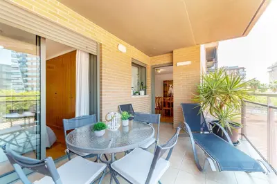 a dining room with a table and chairs at Apartamento en Av. de Francia y C.Artes y Ciencias in Valencia