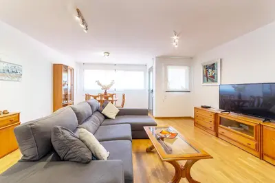a living room with a couch and a tv at Apartamento en Av. de Francia y C.Artes y Ciencias in Valencia