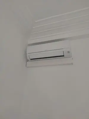 a ceiling with a recessed light in a room at Entre la Estación y el Ayuntamiento in Valencia