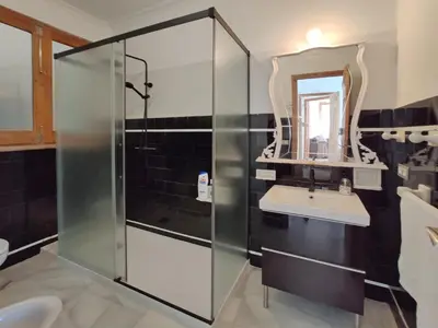 a bathroom with a glass shower and a sink at Entre la Estación y el Ayuntamiento in Valencia
