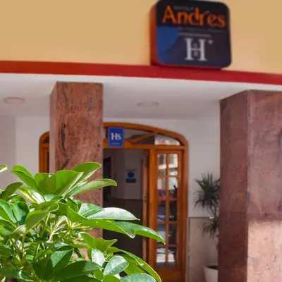 a sign on the wall of an entrance to an office at Hostal Andrés in El Saler