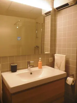 a bathroom with a sink and a large mirror at Apartamento Forn dels Apòstols in Valencia