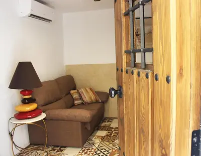 a living room with a couch and a table with a lamp at Casa del Agua in Anna