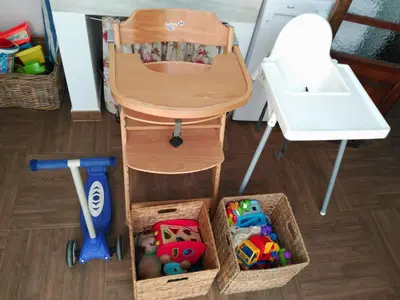 a table and a chair with toys in a room at Family ARTpartment in Valencia