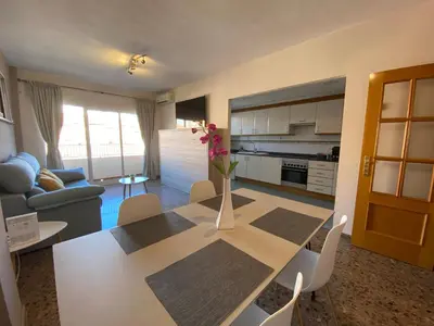 a kitchen and living room with a table and chairs at Apartamento Ciencias y Playa in Valencia