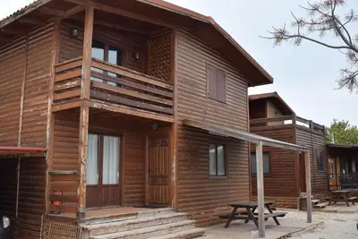 a log cabin with a picnic table in front of it at Bungalows Park Albufera in El Saler