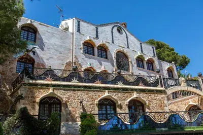 a building with a balcony on top of it at Apartamentos Gaudi Style in Náquera