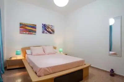 a bedroom with a bed and two lamps and a mirror at Apartamento Cerca De Valencia in Riba-Roja De Turia