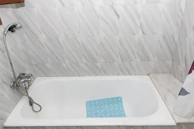 a bath tub with a shower with a scale on it at La Ponderosa, 4º-21 in Cullera