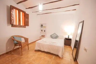 a white room with a table and a chair at Casa La Posada de Chella in Chella