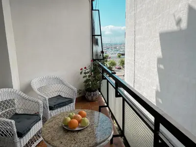 a balcony with a bowl of fruit on a table at Disfruta de unos días en la playa ¡Y mucho más! in Burriana