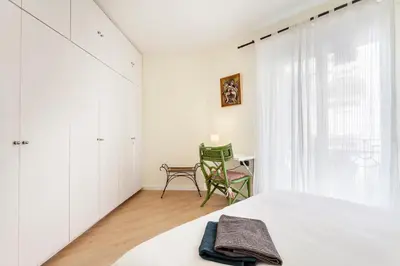 a white bedroom with a bed and a table at Apartamento Ruzafa Centro II in Valencia