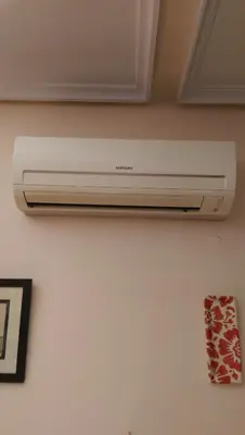 a wall mounted air conditioner on a wall at Apartamento San Antonio in Sedaví