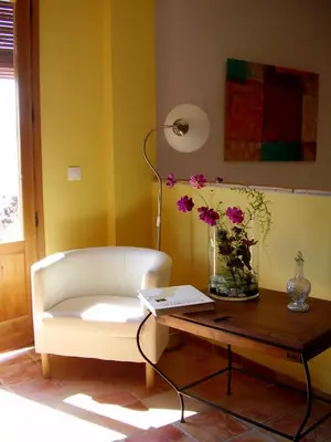a living room with a white couch and a table with flowers at Sharíqua in Jérica