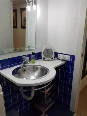 a bathroom with a sink and a mirror at Habitación privada a 1500 metros de la playa in Valencia