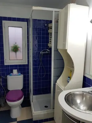 a bathroom with a toilet and a sink and a shower at Habitación privada a 1500 metros de la playa in Valencia