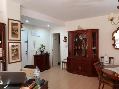 a living room with a table with a laptop at Habitación privada a 1500 metros de la playa in Valencia