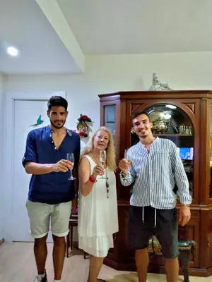 two men and a woman standing in a room holding wine glasses at Habitación privada a 1500 metros de la playa in Valencia