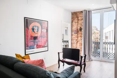 a living room with a couch and a tv at L'Arbre in Valencia