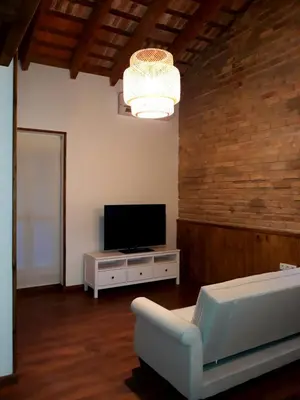 a living room with a television and a white couch at Preciosa Casita Cerca Del Mar in Valencia