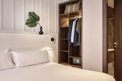 a bedroom with a bed and a closet at Ramirez Flats Valencia in Valencia