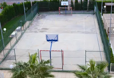 a basketball court with a basketball hoop on it at Apartamento Nuevo con Gran Terraza y Wifi en Canet in Canet de Berenguer