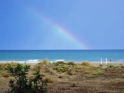 a rainbow in the sky over the beach at Apartamento Nuevo con Gran Terraza y Wifi en Canet in Canet de Berenguer
