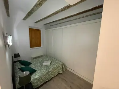 a bedroom with a bed with green pillows at Amplio apartamento en centro histórico in Valencia
