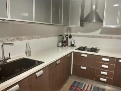 a kitchen with white cabinets and a sink at Bonito piso 4 habitaciones en Bétera in Bétera