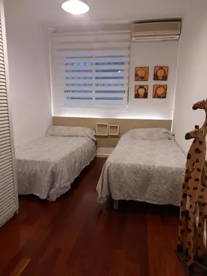 two beds in a small room with a window at Bonito piso 4 habitaciones en Bétera in Bétera