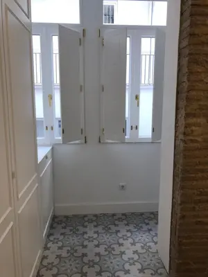 a white room with white cabinets and windows at Apartamento Frederick “Centrico y con Clase” in Valencia