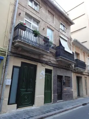a building with two green doors on a street at Apartamento Romántico in Valencia