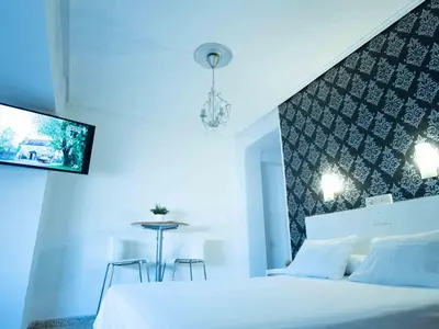 a bedroom with a bed and a tv on the wall at Hostal On Dormire Valencia in Valencia