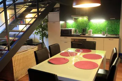 a dining room with a table with red plates on it at Alojamiento ciudad las artes in Valencia