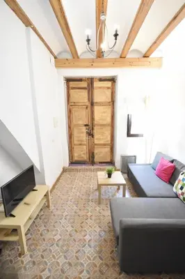a living room with a couch and a tv at Apartamento cerca de la playa in Valencia