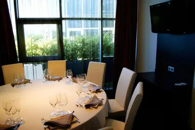 a table with wine glasses and napkins on it at Hotel Sercotel Plana Parc in Alquerías del Niño Perdido