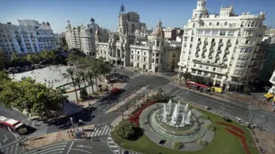 a city with a fountain in the middle of a street at Apto en Ciudad de las Ciencias y cerca playa in Valencia