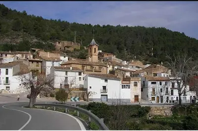 a town on a hill with a street and a road at Casa rural La Senyora in Veo