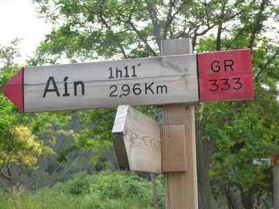 a wooden sign that says aim gin gcr at Casa rural La Senyora in Veo
