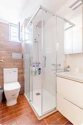 a bathroom with a shower and a toilet and a sink at Se alquila una habitación doble con aire acondicionado in Valencia