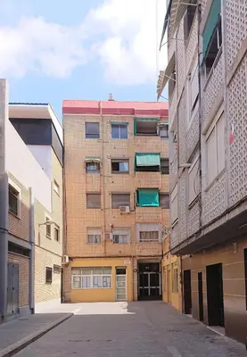 an empty alley in front of a brick building at Se alquila una habitación doble con aire acondicionado in Valencia
