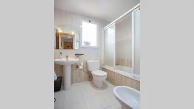 a bathroom with a toilet and a sink at Casa Serra - PATERNA - APARTAMENTO ALQUILA 3 HABITACIONES CON GARAJE in Paterna