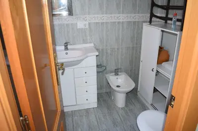 a bathroom with a sink and a toilet at Casa Serra - PATERNA - APARTAMENTO ALQUILA 3 HABITACIONES CON GARAJE in Paterna